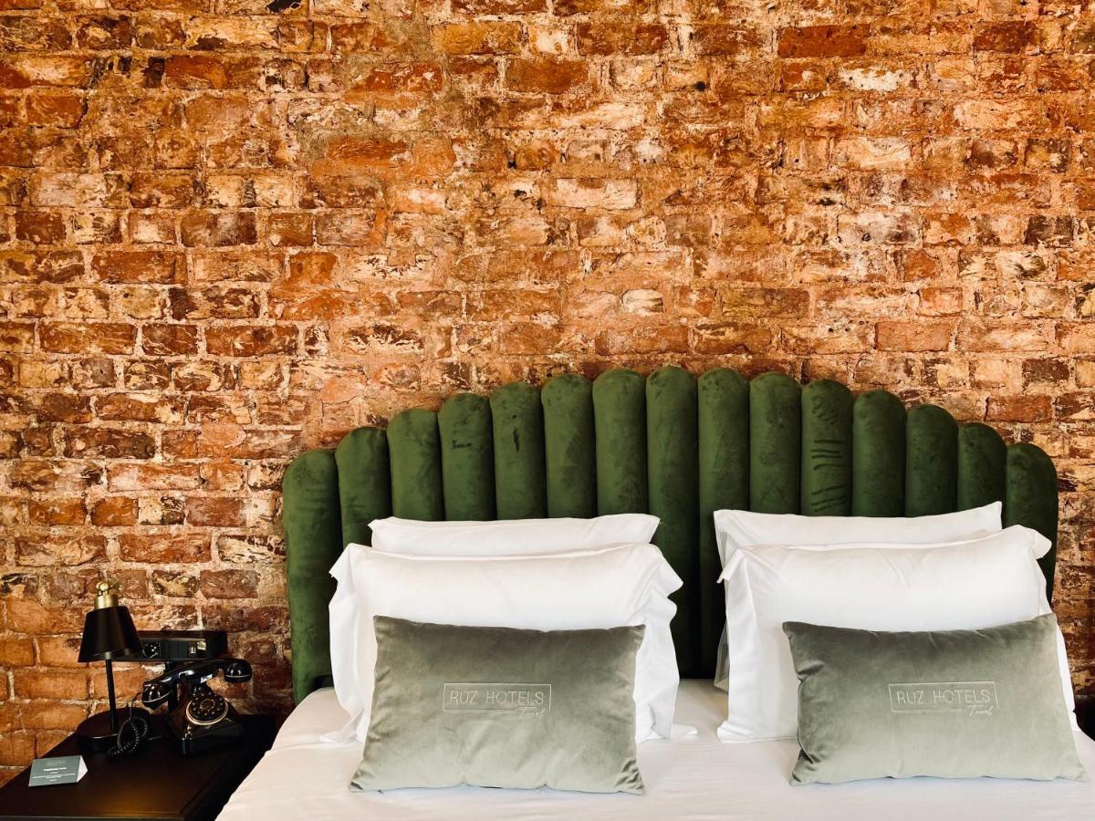 Ruz Hotels Istanbulská provincie Exteriér fotografie A bed with a green headboard